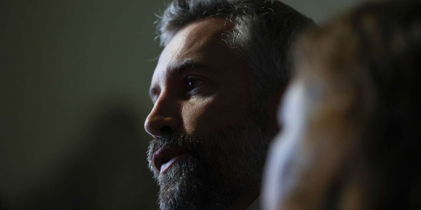 Pedro Nuno Santos candidato a secretário-geral do PS fala aos jornalistas após a entrega da moção de orientação nacional esta manhã na sede do Partido em Lisboa, 30 de novembro de 2023. MIGUEL A. LOPES/LUSA