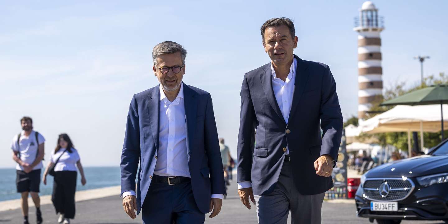 O presidente do Partido Social Democrata (PSD), Luís Montenegro (D), acompanhado pelo presidente e recandidato à Câmara Municipal de Lisboa, Carlos Moedas (E), à chegada para um almoço com autarcas do distrito de Lisboa, em Belém, Lisboa, 30 de setembro de 2025. JOSÉ SENA GOULÃO/LUSA