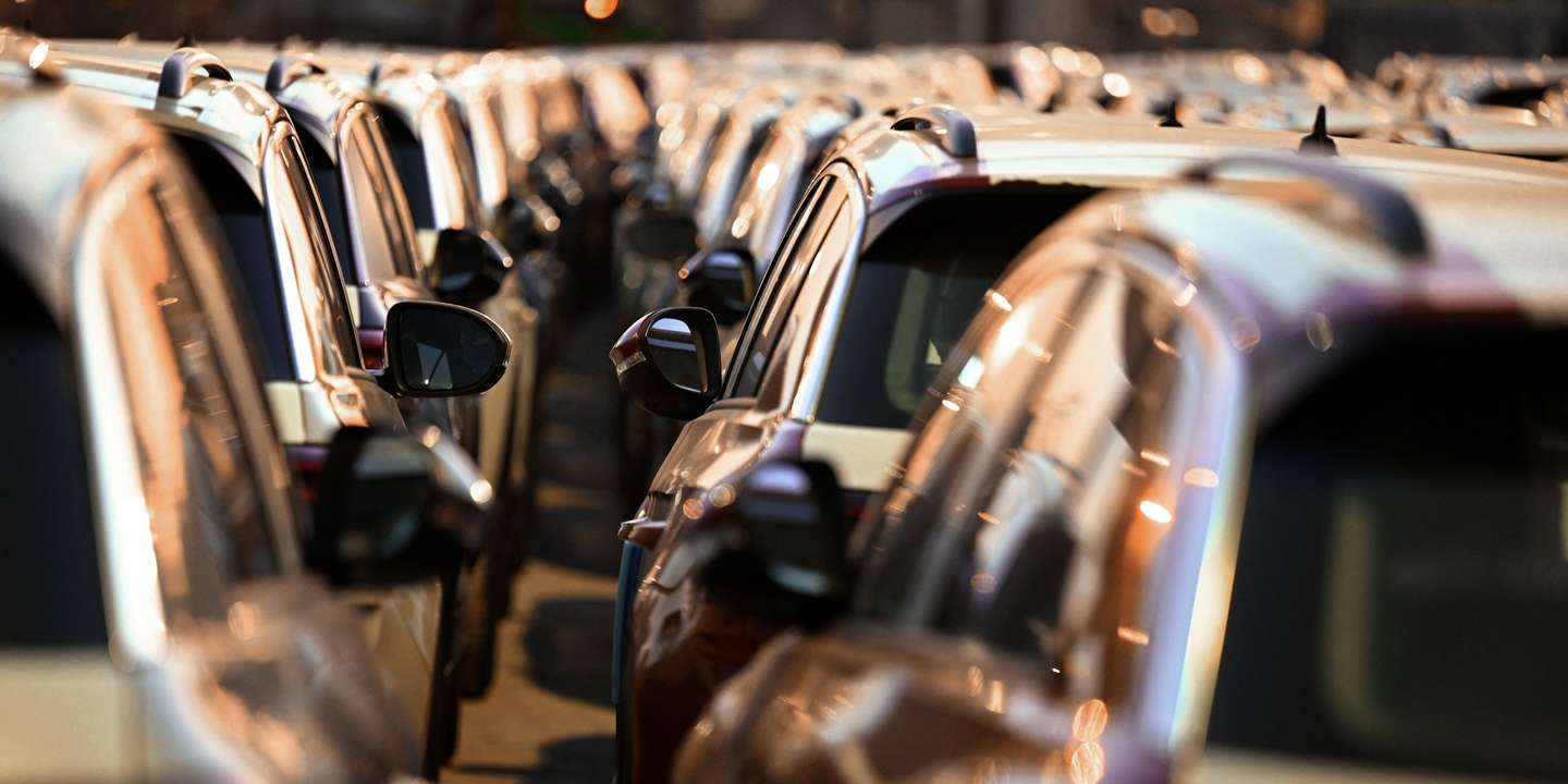 Veículos da Volkswagen, modelo T-Roc, provenientes da fábrica da Autoeuropa, em Palmela, aguardam no Terminal de Carga Geral e de Granéis de Leixões (TCGL) do porto Leixões, pela chegada de um navio para serem exportados , Matosinhos, 17 de fevereiro de 2023. É ao ritmo de 115 carros recebidos por dia que o porto de Leixões aguarda a chegada de um navio que exporte os veículos vindos da Autoeuropa, em Palmela, escoados pelo Norte devido à crise dos semicondutores. (ACOMPANHA TEXTO DA LUSA DO DIA 21 DE FEVEREIRO DE 2023). FERNANDO VELUDO/LUSA