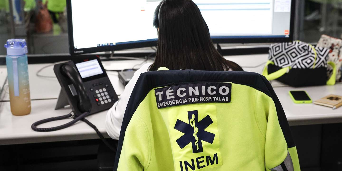 Uma técnica de emergência pré-hospitalar do Instituto Nacional de Emergência Médica (INEM), durante uma visita da ministra da Saúde, Ana Paula Martins (ausente da foto), em Lisboa, 12 de novembro de 2024. As falhas no INEM, devido a uma greve dos seus trabalhadores às horas extraordinárias, estão a ser associadas à morte de, pelo menos 10 pessoas, nos últimos dias. ANTÓNIO PEDRO SANTOS/LUSA