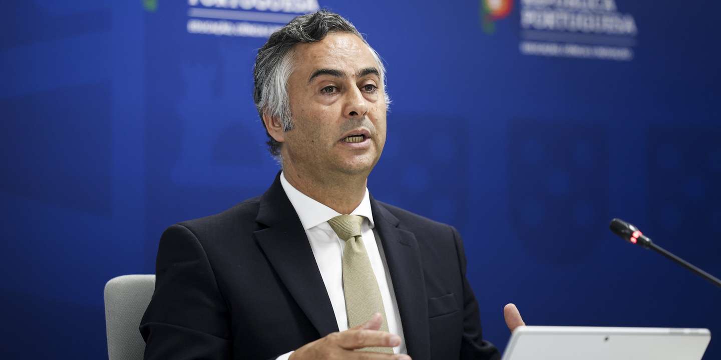 O ministro da Educação, Ciência e Inovação, Fernando Alexandre, durante a conferência de imprensa sobre as novas regras de utilização de smartphones em recintos escolares, revisão da disciplina de Cidadania e Desenvolvimento, projeto-piloto dos manuais digitais e aprendizagens essenciais, no Ministério da Educação em Lisboa, 08 de julho de 2025. FILIPE AMORIM/LUSA