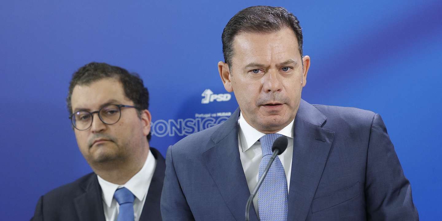 O presidente do Partido Social Democrata (PSD), Luís Montenegro (D), ladeado pelo líder parlamentar do partido, Joaquim Miranda Sarmento (E), intervém durante uma conferência de imprensa sobre iniciativas dedicadas à área da saúde, após a reunião da Comissão Permanente na sede do partido, em Lisboa, 03 de julho de 2023. ANTÓNIO PEDRO SANTOS/LUSA