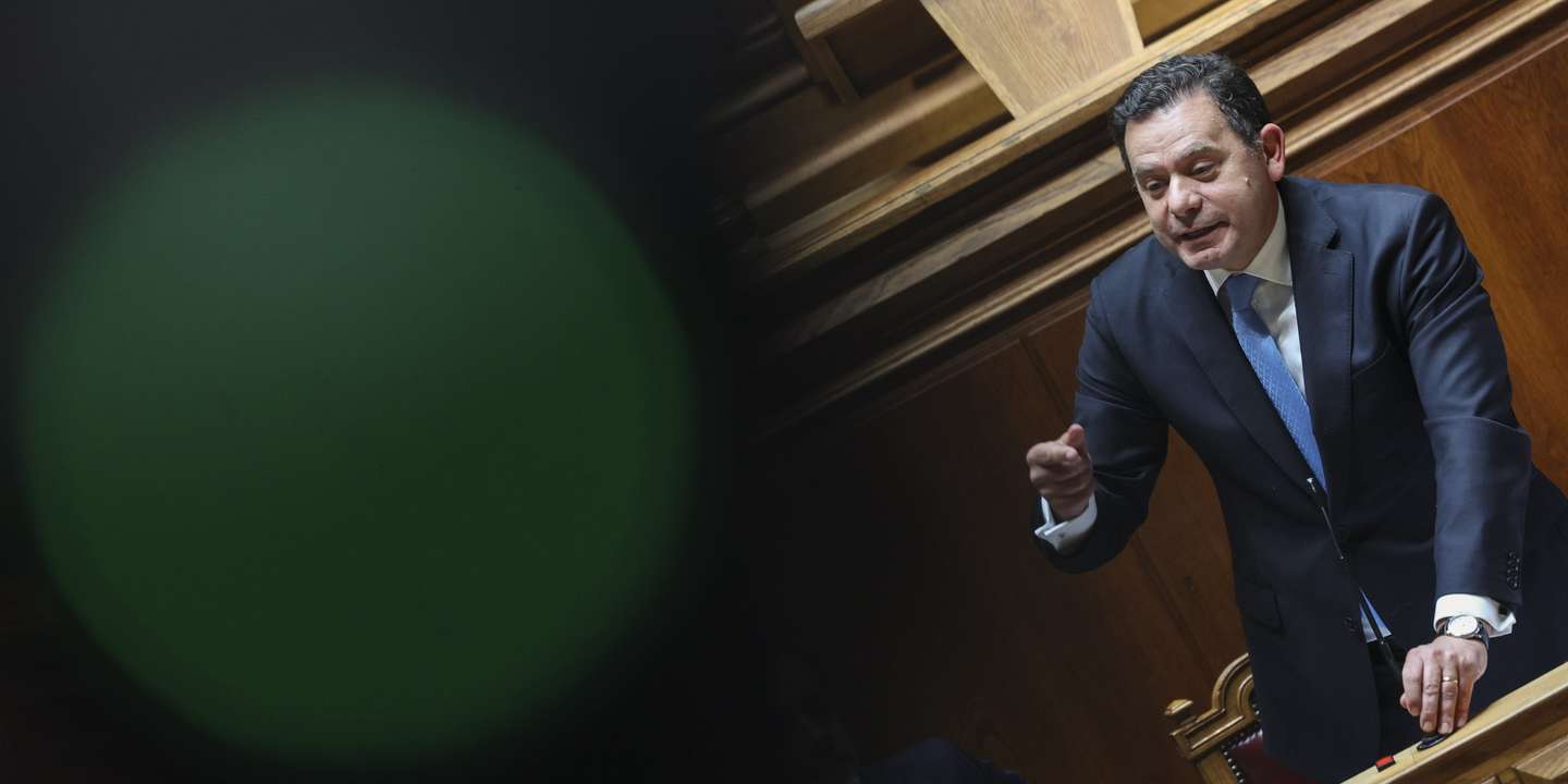 O primeiro-ministro, Luís Montenegro, intervém no debate parlamentar com o primeiro-ministro, na Assembleia da República, em Lisboa, 15 de maio de 2024. MIGUEL A. LOPES/LUSA