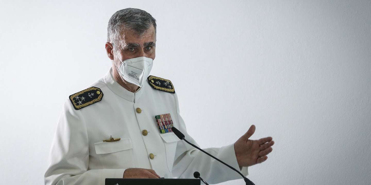O coordenador Nacional da 'Task Force' para o Plano de Vacinação contra a Covid-19, vice-almirante Henrique de Gouveia e Melo (D), usa da palavra durante a ultima reunião do Plano de vacinação contra a Covid-19, em Oeiras , 28 de setembro de 2021.  RODRIGO ANTUNES/LUSA