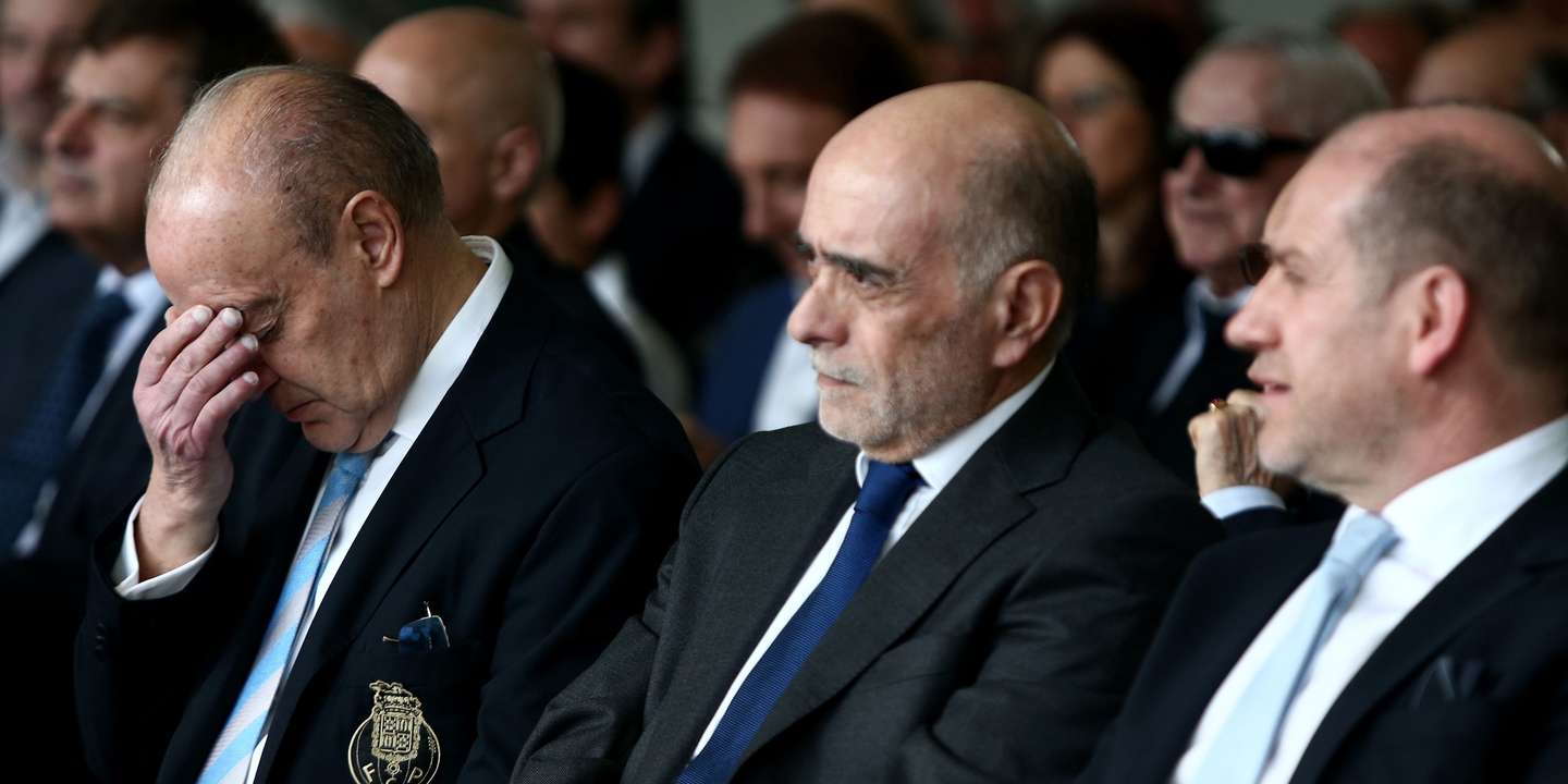 Jorge Nuno Pinto da Costa (E), presidente do FC Porto, com os vice presidentes, Adelino Caldeira e Antero Henrique (D), durante a tomada de posse dos órgãos sociais do FC Porto para o quadriénio 2016/2020, no Estádio do Dragão,  no Porto, 23 abril 2016. ESTELA SILVA/LUSA