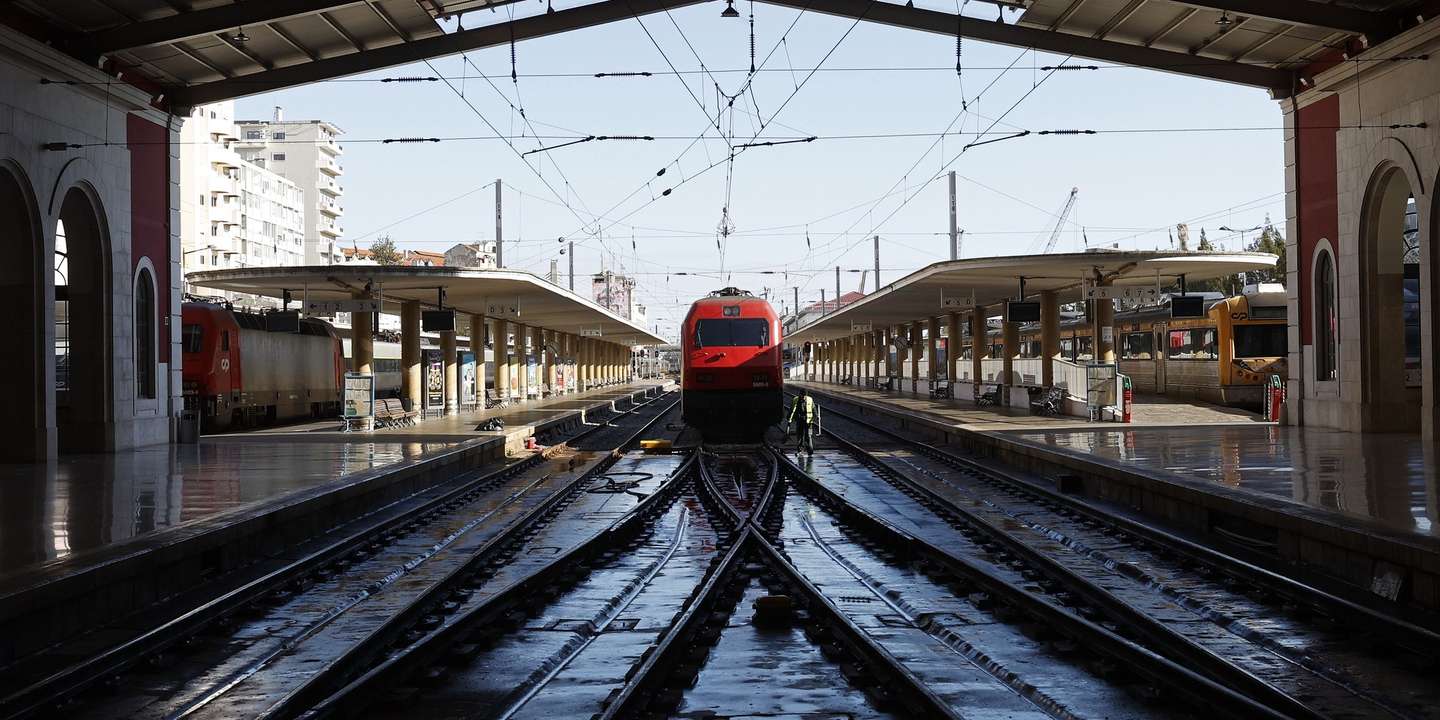 epa10456842 A train at Santa Apolonia Station at the beginning of a strike by train drivers working for CP - Comboios de Portugal, called by the SMAQ union in Lisbon, Portugal, 09 February 2023. The strike is planned to run until 21 February. The workers demand salary increases, career improvements, better working and safety conditions, humanization of service scales, framed meal hours and reduction of rest periods away from headquarters, and the recognition and valorization of the professional and training requirements of train drivers by the new legislative framework.  EPA/ANTONIO PEDRO SANTOS