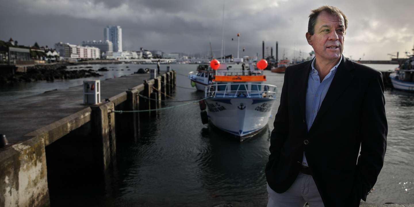 O líder regional do Iniciativa Liberal (IL) e cabeça de lista pelos círculos eleitorais de São Miguel, Nuno Barata, durante a visita ao núcleo de pescas do Porto de Ponta Delgada durante uma ação de campanha para as eleições legislativas da Região Autónoma dos Açores, Ponta Delgada, Açores, 20 de outubro de 2020.  ANDRÉ KOSTERS/LUSA