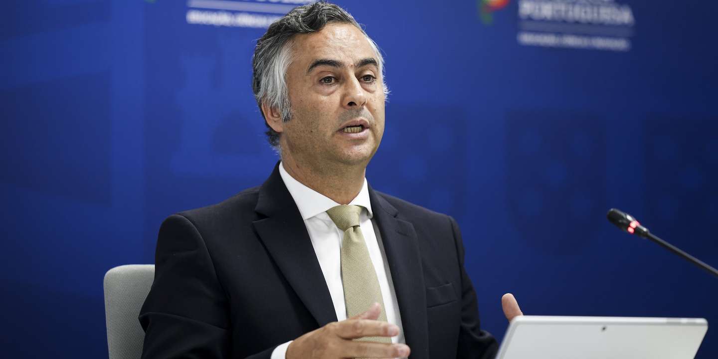 O ministro da Educação, Ciência e Inovação, Fernando Alexandre, durante a conferência de imprensa sobre as novas regras de utilização de smartphones em recintos escolares, revisão da disciplina de Cidadania e Desenvolvimento, projeto-piloto dos manuais digitais e aprendizagens essenciais, no Ministério da Educação em Lisboa, 08 de julho de 2025. FILIPE AMORIM/LUSA