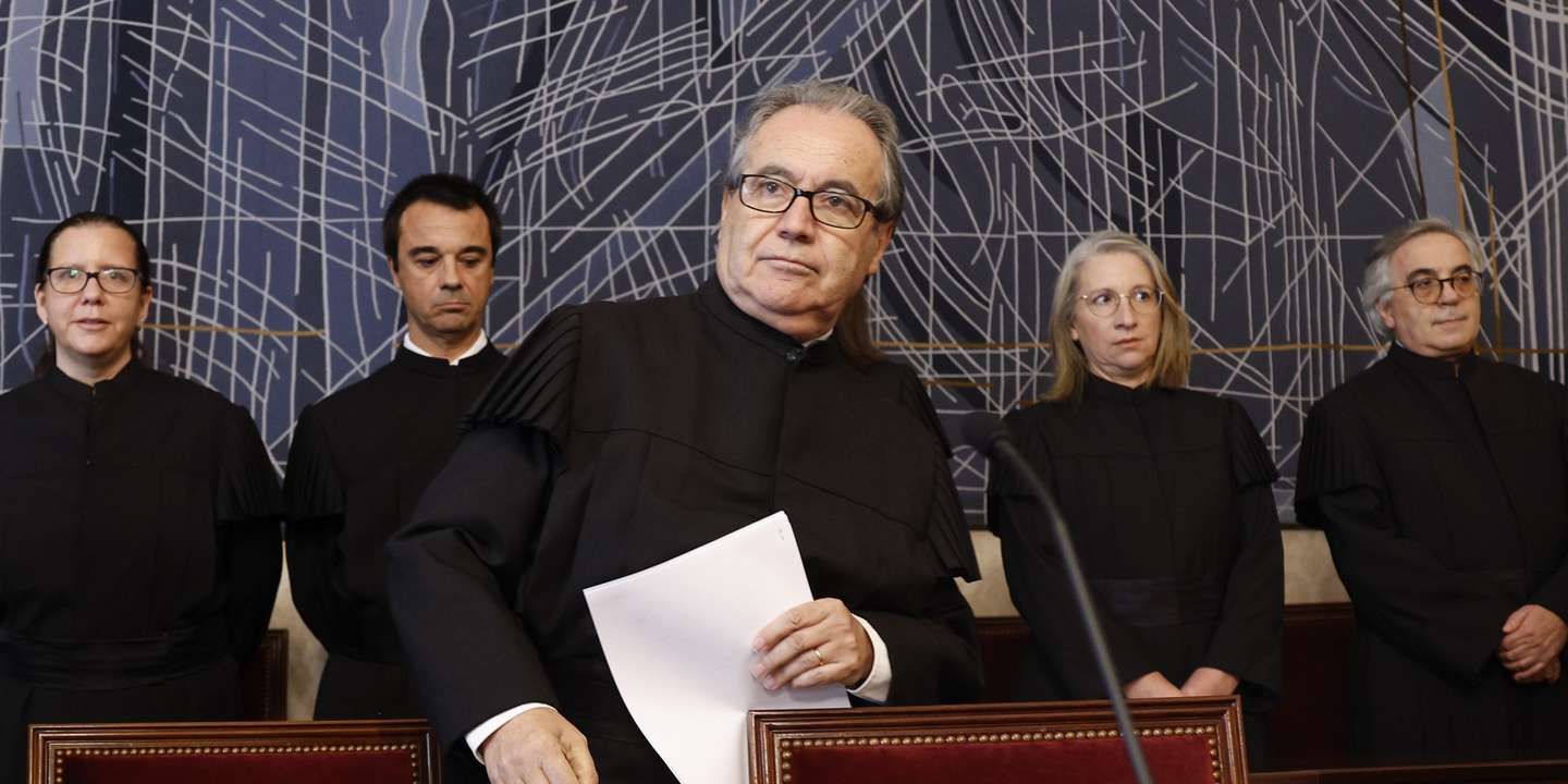 O presidente do Tribunal Constitucional, José João Abrantes (C), à chegada para a leitura pública da decisão relativa ao pedido de fiscalização requerida pelo Presidente da República, Marcelo Rebelo de Sousa (ausente da foto), sobre o regime jurídico de entrada, permanência, saída e afastamento de estrangeiros do território nacional, na Sala de Atos Públicos do Tribunal Constitucional, em Lisboa, 08 de agosto de 2025. ANTÓNIO PEDRO SANTOS/LUSA