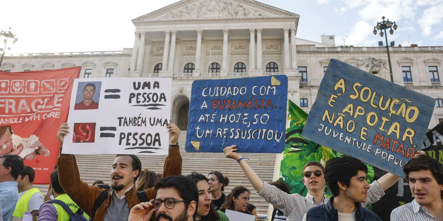 Manifestantes protestam durante a Marcha pela Vida, do Bairro Alto à Assembleia da República, em Lisboa, 21 de março de 2026. A Marcha pela Vida é a nova designação da Caminhada pela Vida em Lisboa, uma iniciativa pública que se realiza anualmente desde 2012, continuando uma tradição que remonta a 1998. É a principal manifestação pública pró-vida em Portugal. ANTÓNIO PEDRO SANTOS/LUSA