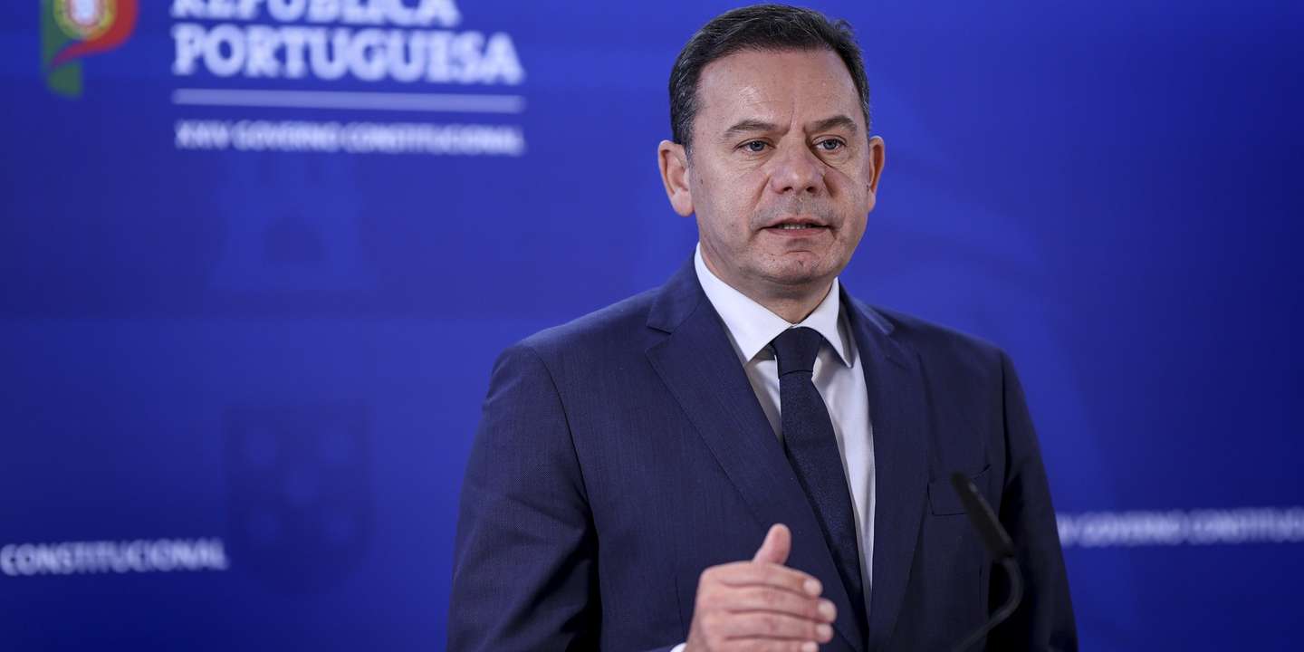 O primeiro-ministro, Luís Montenegro, fala aos jornalistas após a reunião do Conselho de Ministros realizada esta manhã na residência oficial, no palácio de São Bento, em Lisboa, 19 de abril de 2024. FILIPE AMORIM/LUSA