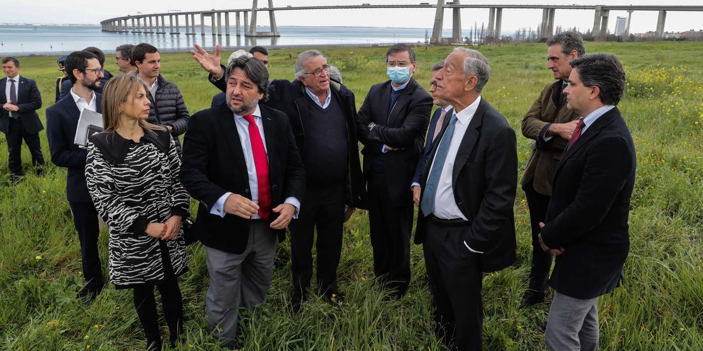 O Presidente da Republica, Marcelo Rebelo de Sousa (3D), acompanhado pelo presidente da Câmara Municipal de Loures, Ricardo Leão (7E), pelo presidente da Camara Municipal de Lisboa, Carlos Moedas (4E), e pelo responsável pela Grupo de Coordenação da JMJ, José Sá Fernandes (6E), visita os terrenos da Jornada Mundial da Juventude (JMJ) em Beirolas, Lisboa, 23 de fevereiro de 2022. TIAGO PETINGA/LUSA