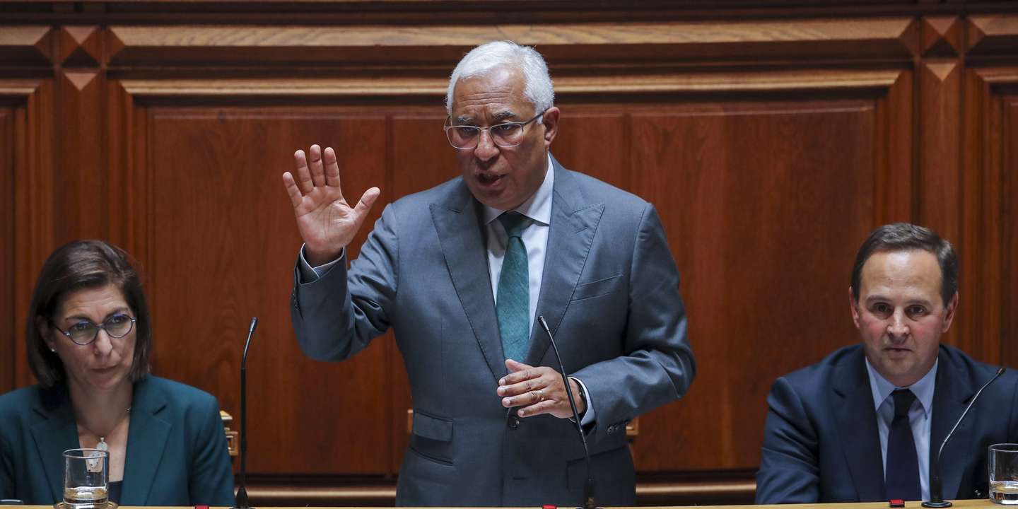 O primeiro-ministro, António Costa (C), ladeado pela ministra dos Adjunta e dos Assuntos Parlamentares, Ana Catarina Mendes (E), e pelo ministro da Finanças, Fernando Medina (D), durante debate sobre Orçamento do Estado de 2022, na Assembleia da República, em Lisboa, 28 de abril de 2022. MANUEL DE ALMEIDA/LUSA