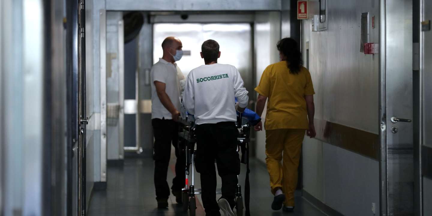 Serviço de urgência do Hospital de São João, no Porto, 06 de maio de 2020. A retoma da atividade regular no hospital do Porto, onde a 02 de março foi detetado o primeiro caso da covid-19 em Portugal, introduziu rotinas novas como a medição de temperatura e circuitos de triagem que, desejam os responsáveis, perdurarão no pós-pandemia. (ACOMPANHA TEXTO DO DIA 08 DE MAIO DE 2020). ESTELA SILVA/LUSA