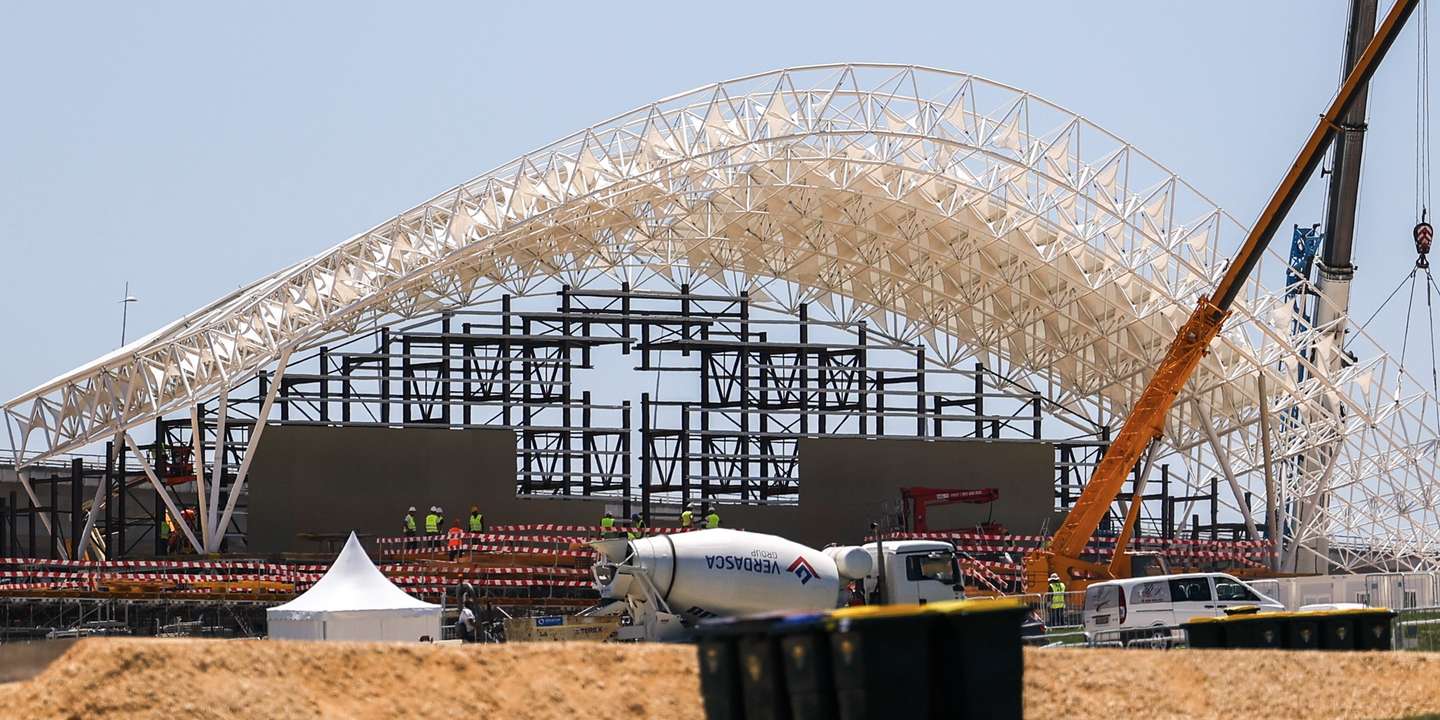 Obras de construção da cúpula do altar palco que irá servir para receber o Papa Francisco nas Jornadas Mundiais da Juventude (JMJ), no Parque Tejo-Trancão, em Lisboa, 10 de julho de 2023. JOSÉ SENA GOULÃO/LUSA