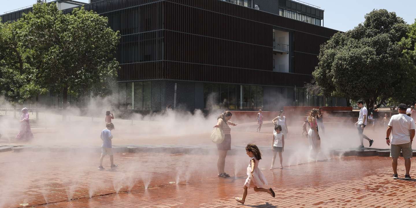 Crianças brincam numa fonte na Expo em Lisboa devido ao calor