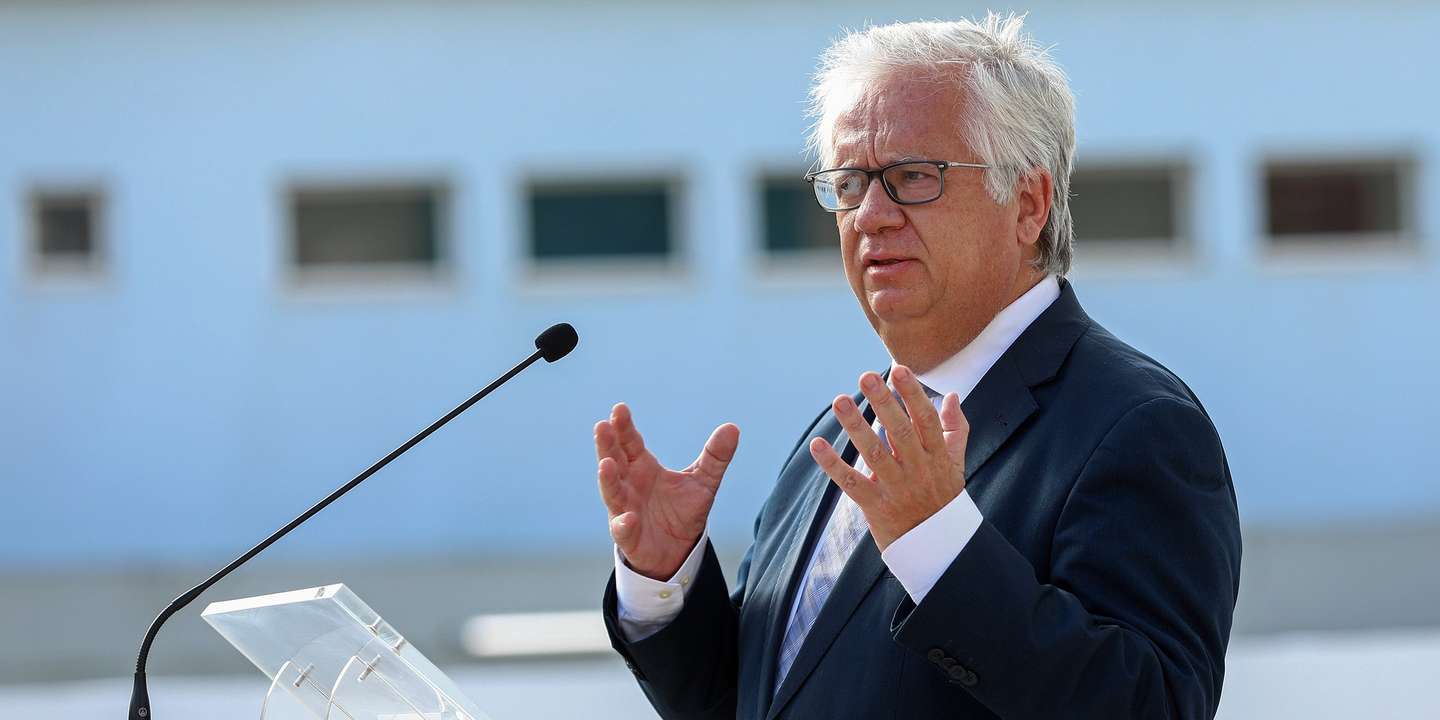 O ministro da Administração Interna, Eduardo Cabrita, discursa durante a cerimónia de inauguração da Esquadra da Alta de Lisboa (41.ª Esquadra) da Polícia de Segurança Pública (PSP), em Lisboa, 27 de outubro de 2020. A nova Esquadra da Alta de Lisboa representou um investimento de 1,85 milhões de euros por parte da Câmara Municipal de Lisboa, com um contrato de arrendamento entre o município e a PSP, substituindo as atuais instalações da PSP junto ao Bairro da Cruz Vermelha, melhorando substancialmente a capacidade e as condições de trabalho, bem como a operacionalidade da PSP na cidade de Lisboa. ANTÓNIO PEDRO SANTOS/LUSA