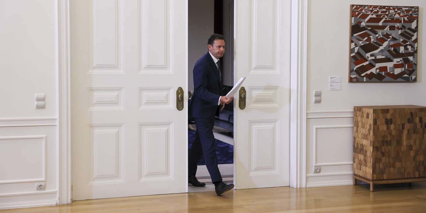 O primeiro-ministro, Luis Montenegro, pouco antes de prestar declarações sobre o apagão que afeta Portugal de Norte a Sul, Lisboa, 28 de abril de 2025. O Governo criou um grupo de trabalho para acompanhar o apagão que afeta Portugal de Norte a Sul e outros países europeus e aponta que o problema “terá tido origem” fora de Portugal. JOSÉ SENA GOULÃO/LUSA
