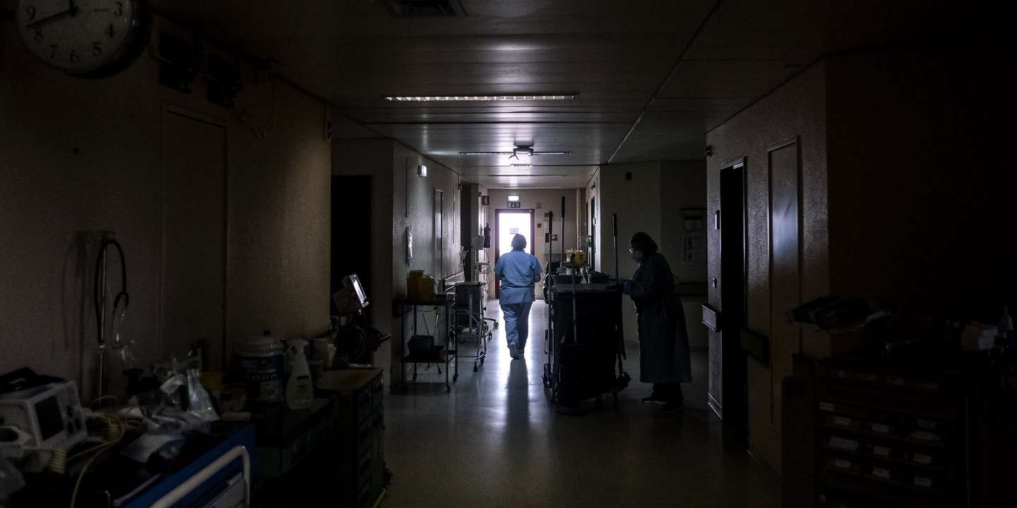 Enfermeiras no Serviço de Pneumologia do Hospital Fernando Fonseca, onde são seguidos doentes com Doença Pulmonar Obstrutiva, na Amadora, 08 de abril de 2021. O Serviço de Pneumologia do Hospital Fernando Fonseca (Amadora – Sintra) iniciou um processo que permite monitorizar os doentes com Doença Pulmonar Obstrutiva Crónica à distância. (ACOMPANHA TEXTO DA LUSA DO DIA 15 DE MAIO DE 2021). MÁRIO CRUZ/LUSA