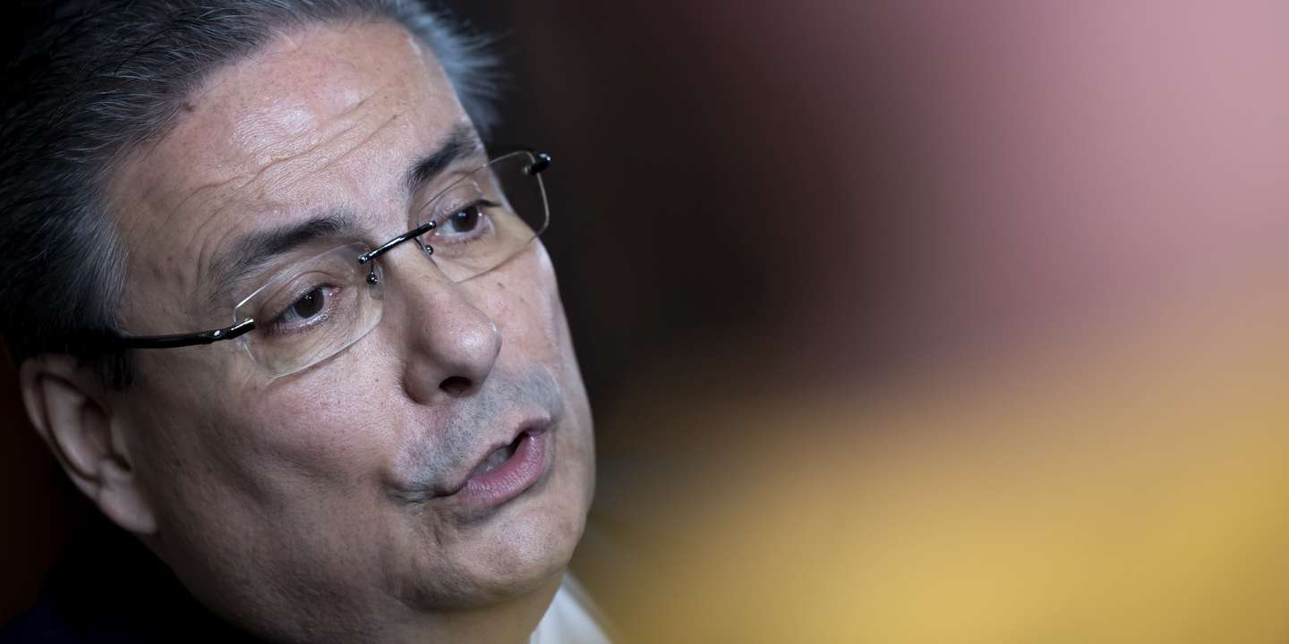 O ministro dos Assuntos Parlamentares, Carlos Abreu Amorim, fala aos jornalistas após entregar o Programa do Governo, na Assembleia da República, em Lisboa, 14 de junho de 2025. JOSÉ SENA GOULÃO/LUSA