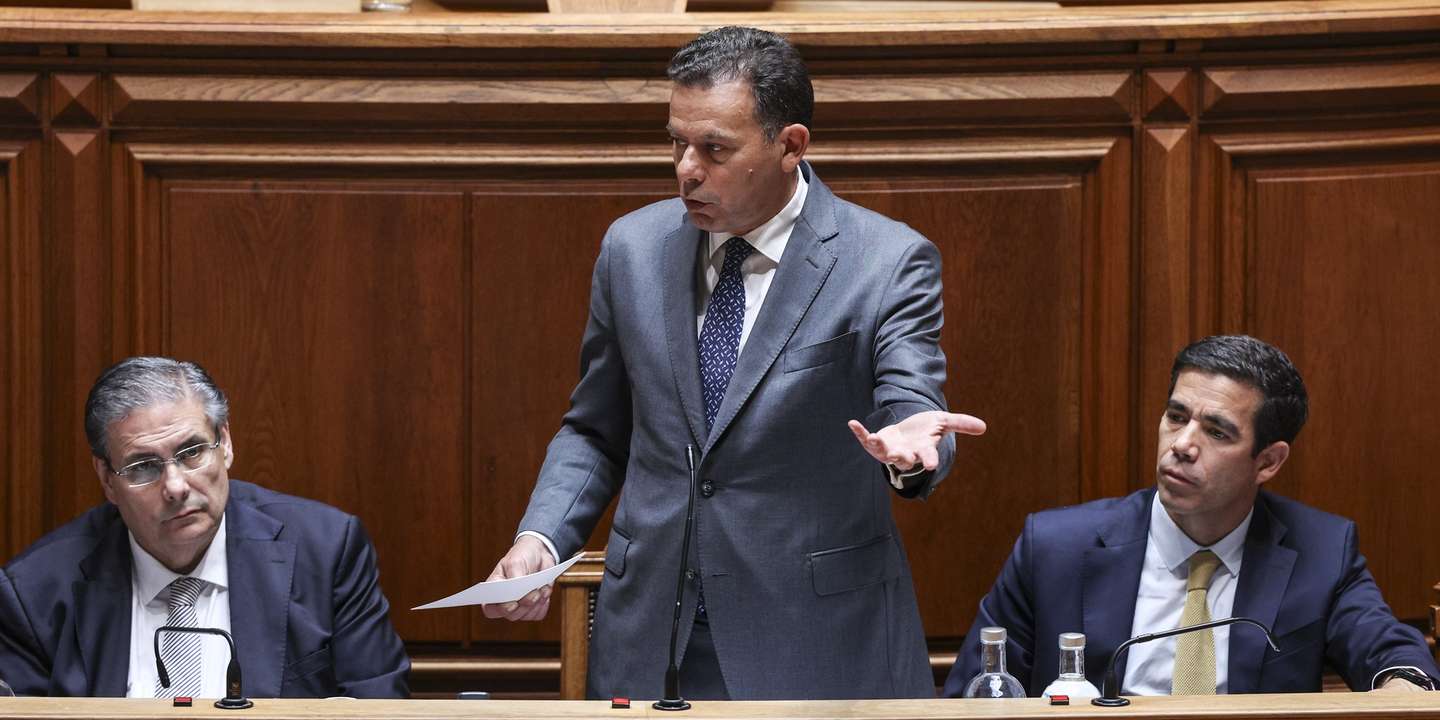 O primeiro-ministro, Luís Montenegro (C), ladeado pelo ministro dos Assuntos Parlamentares, Carlos Abreu Amorim (E), e pelo ministro da Presidência, António Leitão Amaro, intervém durante o debate parlamentar na Assembleia da República, Lisboa, 27 de maio de 2026.  MIGUEL A. LOPES/LUSA