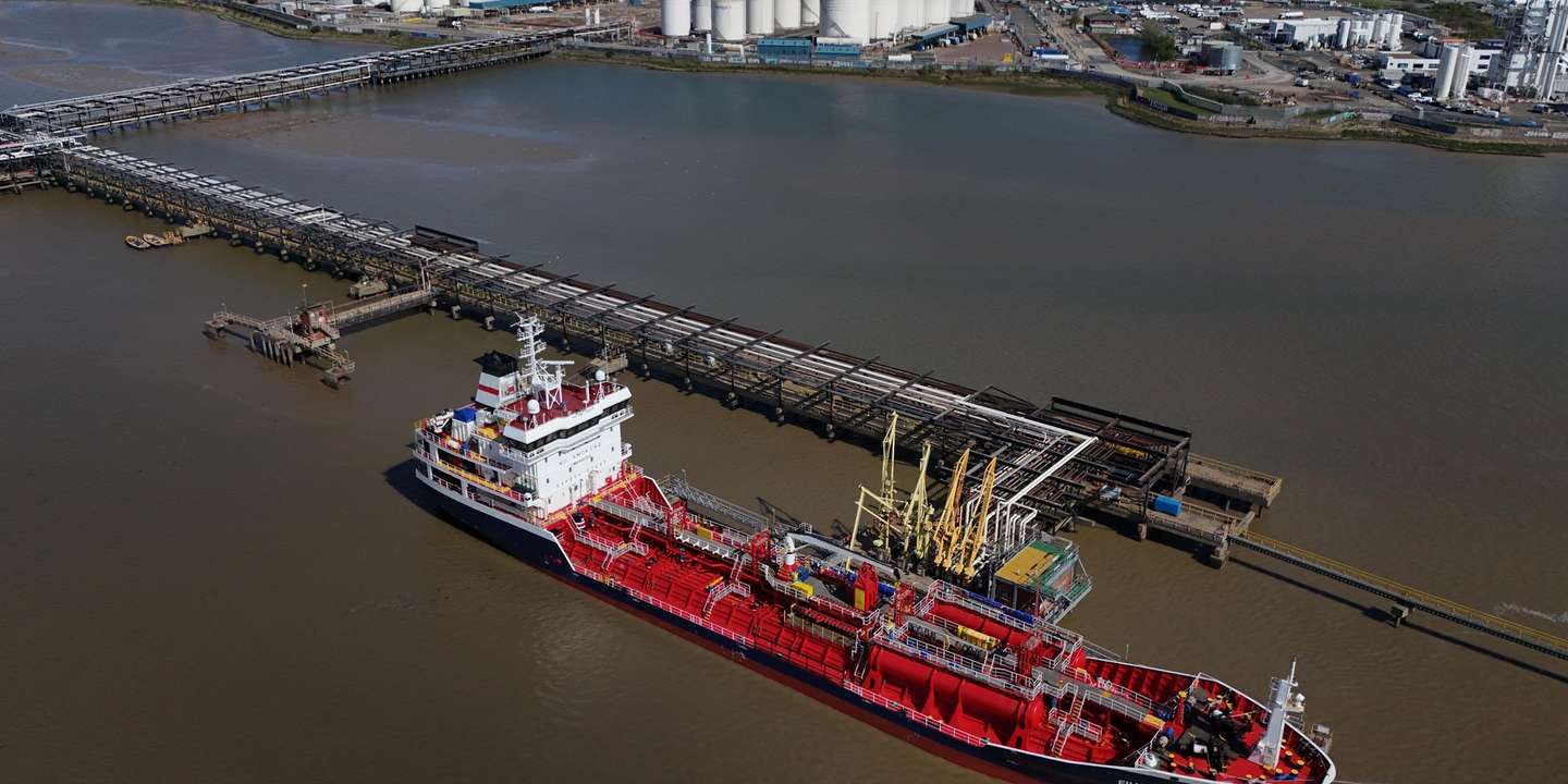 epa12889041 An image made with a drone shows the Maltese registered Flyoz chemical and oil oil tankers delivering to gas and fuel storage units at the Navigator Terminal in Grays, Britain, 14 April 2026. Oil prices have risen above 100 US dollars a barrel again as the US Navy begins a blockade of the Strait of Hormuz following the collapse of ceasefire negotiations between Iran and the United States. Meanwhile, leasing of electric vehicles has surged across Europe amid rising petrol prices linked to the Iran war.  EPA/NEIL HALL