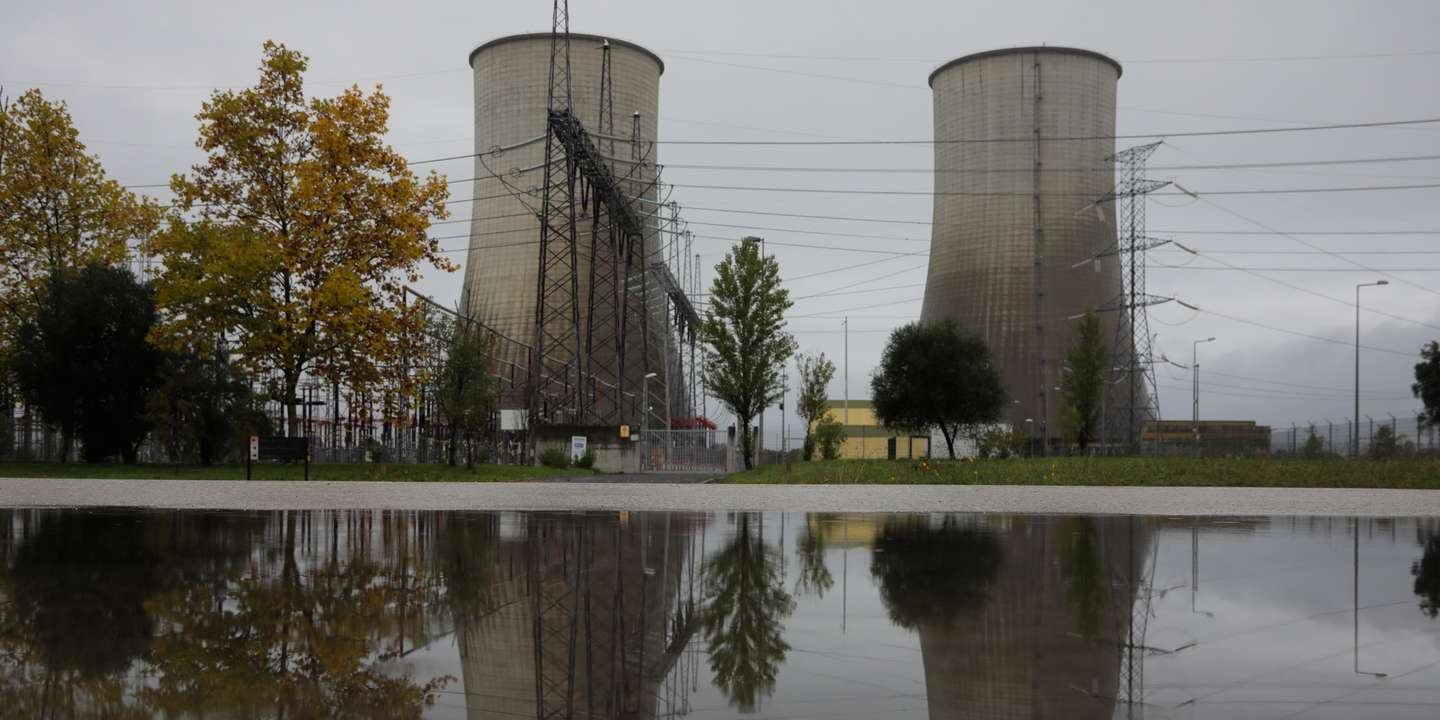 Imagem espelhada das chaminés da Central a carvão do Pego, onde população e funcionários do Pego vivem divididos, entre sentimentos de perda e o otimismo, um ano após da desativação da central, em Abrantes, 23 de novembro de 2022. A central produziu energia elétrica a partir de queima de carvão pela última vez em 19 de novembro de 2021 e encerrou no dia 30 do mesmo mês. (ACOMPANHA TEXTO DA LUSA DO DIA 27 DE NOVEMBRO DE 2022). PAULO CUNHA/LUSA