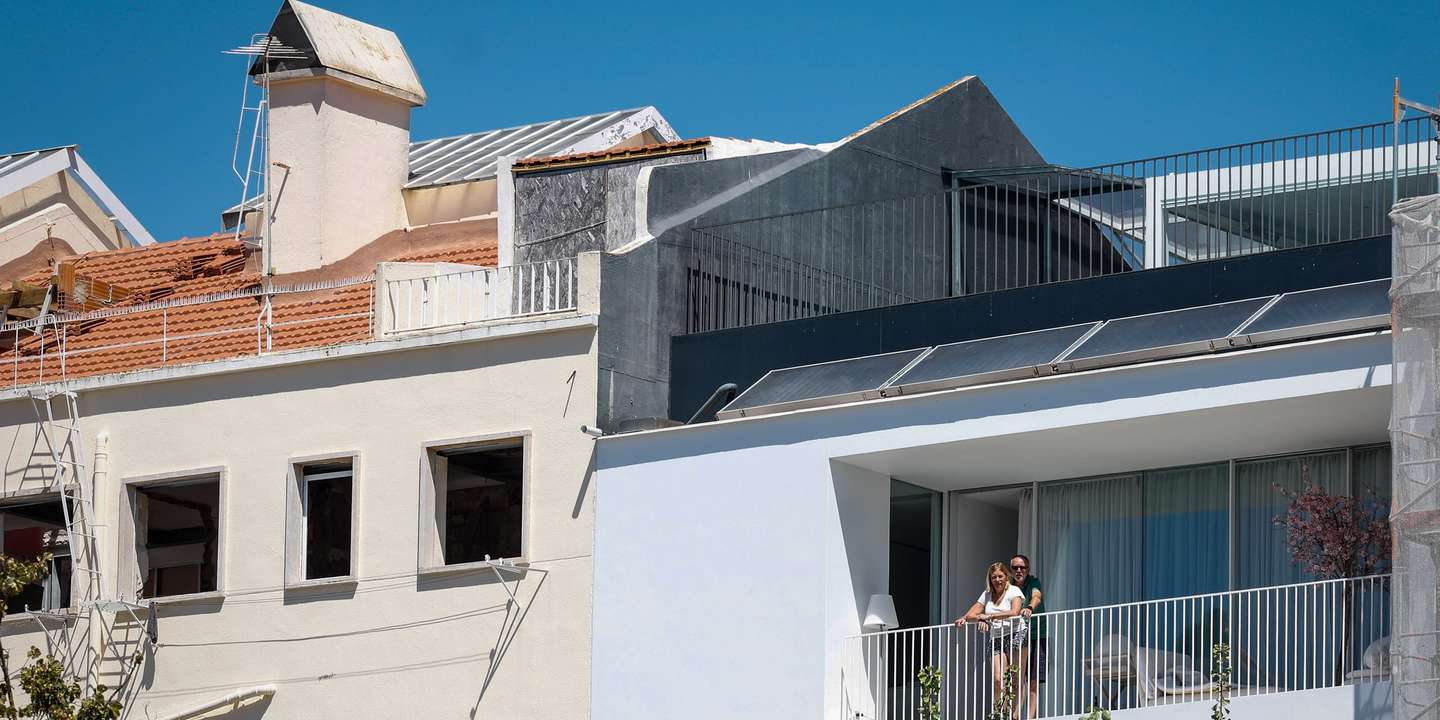 Um casal na varanda de um prédio no bairro da Ajuda, em Lisboa, 13 de agosto de 2024. Habitação. Rendas. Imobiliário. ANTÓNIO PEDRO SANTOS/LUSA