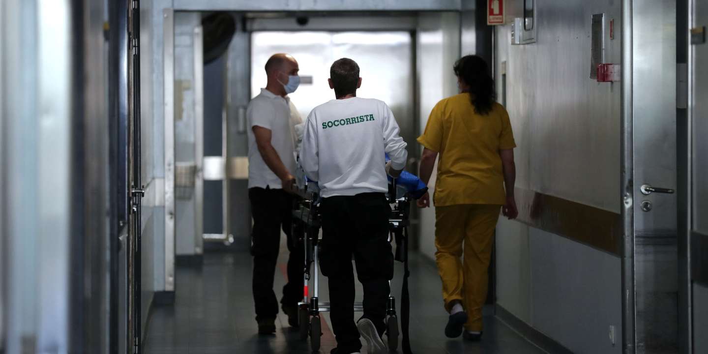 Serviço de urgência do Hospital de São João, no Porto, 06 de maio de 2020. A retoma da atividade regular no hospital do Porto, onde a 02 de março foi detetado o primeiro caso da covid-19 em Portugal, introduziu rotinas novas como a medição de temperatura e circuitos de triagem que, desejam os responsáveis, perdurarão no pós-pandemia. (ACOMPANHA TEXTO DO DIA 08 DE MAIO DE 2020). ESTELA SILVA/LUSA