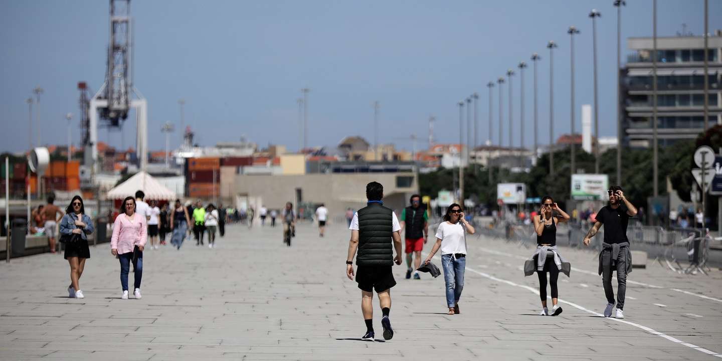 Pessoas passeiam pela marginal na praia de Matosinhos, no dia que entrou em vigor o estado de calamidade devido à situação epidemiológica da covid-19, 03 de maio de 2020. Com o aumento da temperatura e o fim do estado de emergência a praia foi o destino procurado por alguns portugueses. Portugal entrou hoje em situação de calamidade, depois de três períodos consecutivos em estado de emergência desde 19 de março. MANUEL FERNANDO ARAÚJO/LUSA