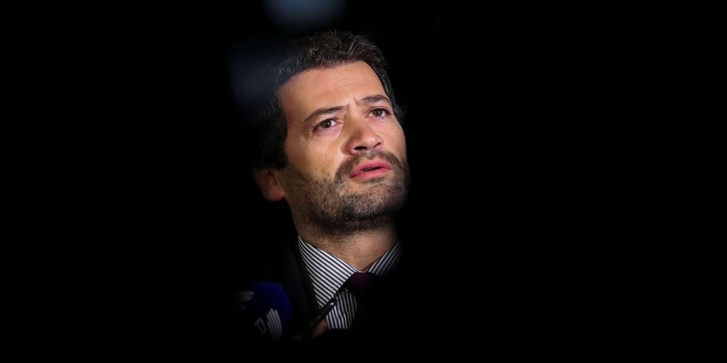 O presidente do Chega, André Ventura, fala aos jornalistas à chegada para um jantar-comício de campanha para as legislativas do próximo domingo, 30 de janeiro, Vila Viçosa, 27 de janeiro de 2022. Mais de 10 milhões de eleitores residentes em Portugal e no estrangeiro constam dos cadernos eleitorais para a escolha dos 230 deputados à Assembleia da República. NUNO VEIGA/LUSA