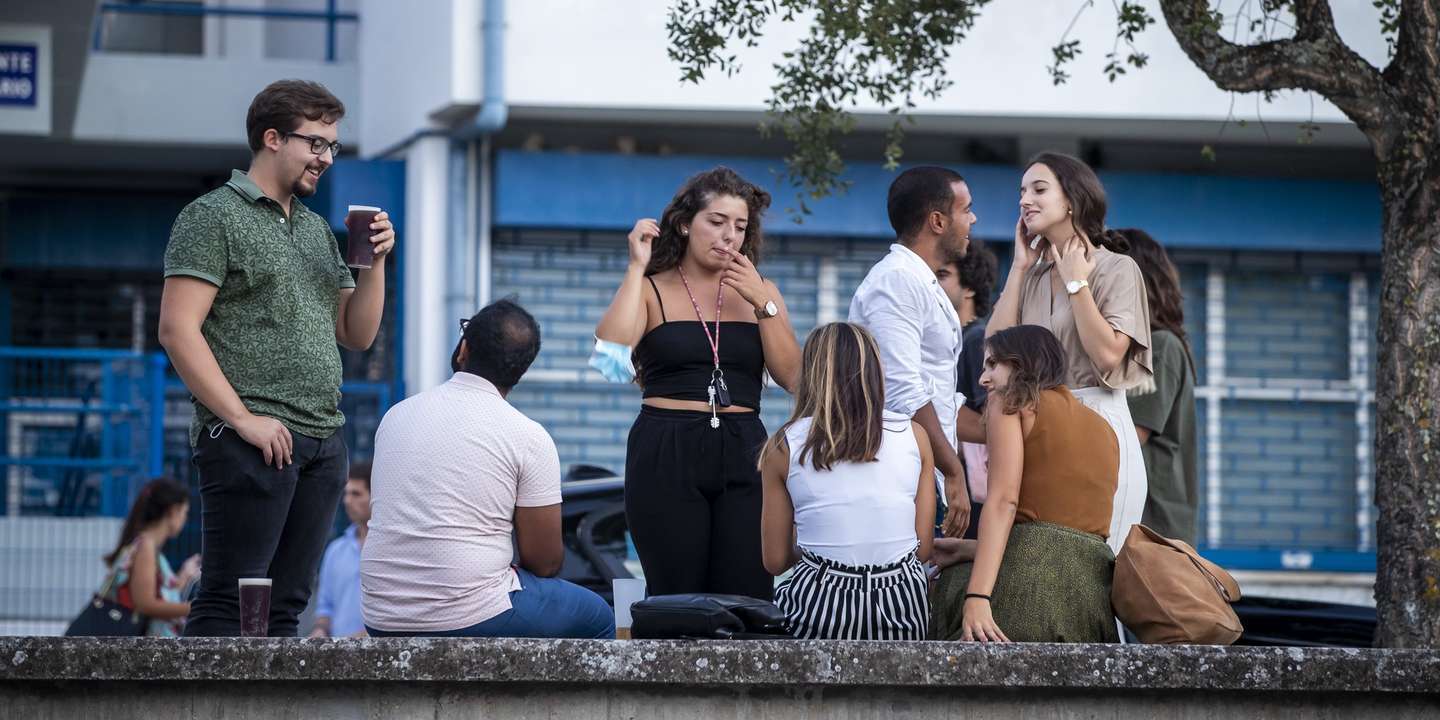 Grupos de jovens reúnem-se ao final da tarde junto à Faculdade de Ciências, na Cidade Universitária de Lisboa, atropelando as regras, já que estão proibidos os ajuntamentos de mais de 10 pessoas e não é permitido beber álcool na via pública na Área Metropolitana de Lisboa, onde tem vigorado o estado de contingência, devido à pandemia de covid-19, Lisboa, 10 de setembro de 2020.  (ACOMPANHA TEXTO DE 12/09/2020) JOSÉ SENA GOULÃO/LUSA
