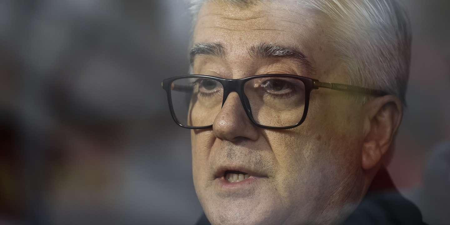 O ex-secretário de Estado e adjunto da Saúde e deputado do Partido Socialista (PS), Lacerda Sales, fala aos jornalistas durante a cerimónia de atribuição da Medalha de Covid-19 à Ordem dos Enfermeiros, na sede da Liga dos Bombeiros em Lisboa, 5 de dezembro de 2023. A distinção honorífica da Liga dos Bombeiros Portugueses visa reconhecer o trabalho e dedicação dos enfermeiros durante a pandemia. CARLOS M. ALMEIDA/LUSA