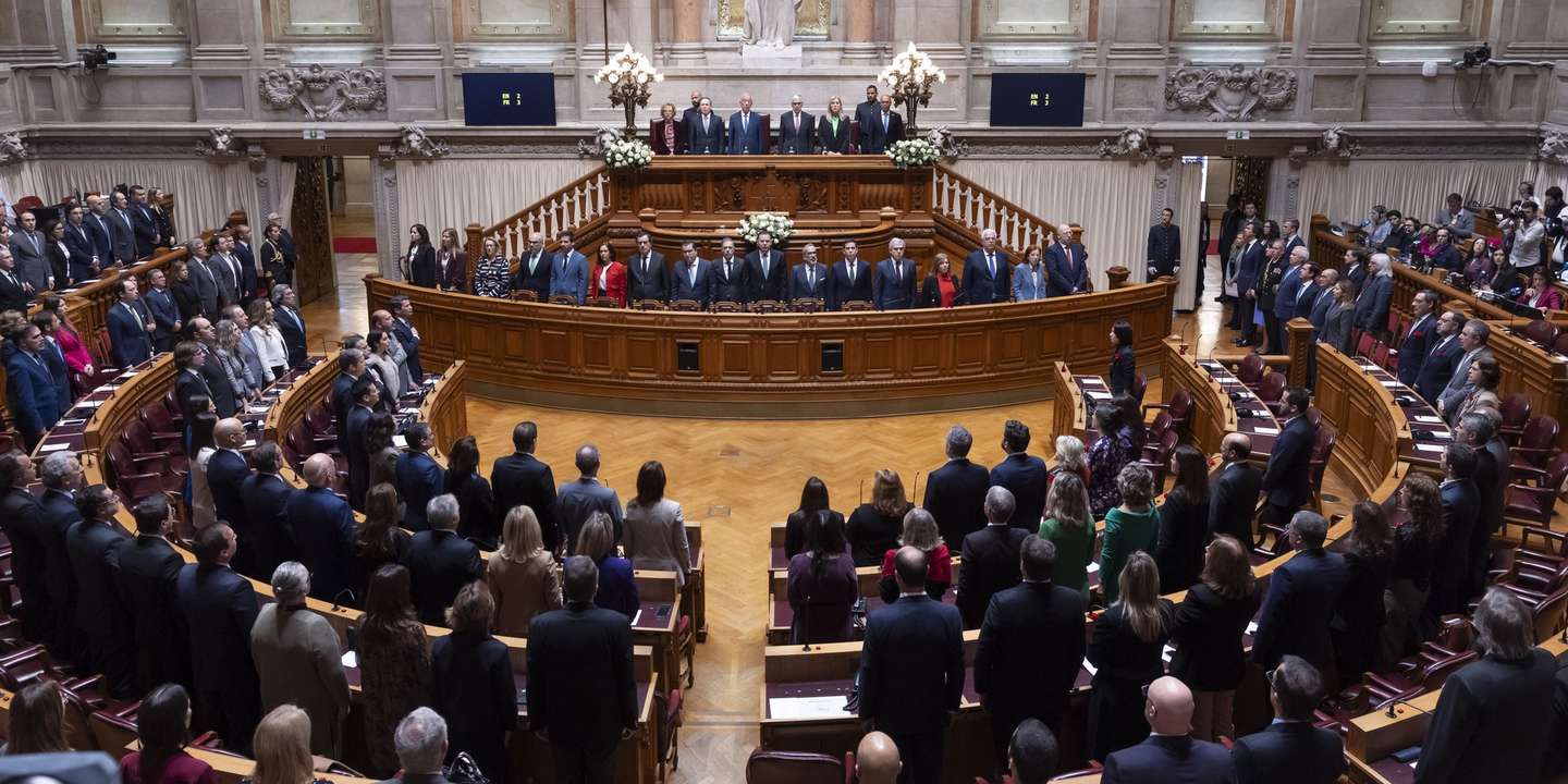 Hino nacional durante a sessão comemorativa do 25 de Novembro, na Assembleia da República, em Lisboa, 25 de novembro de 2024. JOSÉ SENA GOULÃO/LUSA