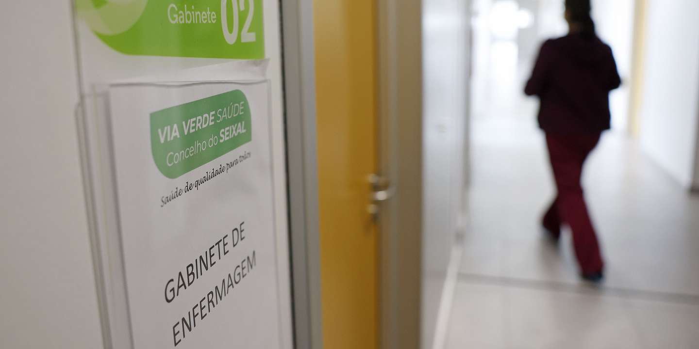 Reportagem sobre a medida Via Verde, que permite aos utentes sem médico de família marcar de véspera, pelo telefone, uma consulta e serem atendidos por elementos de uma equipa composta por médicos, enfermeiros e assistentes, no Centro de Saúde de Corroios, em Almada, 26 de janeiro de 2023. (ACOMPANHA TEXTO DO DIA 06 FEVEREIRO 2023)  ANTÓNIO PEDRO SANTOS/LUSA