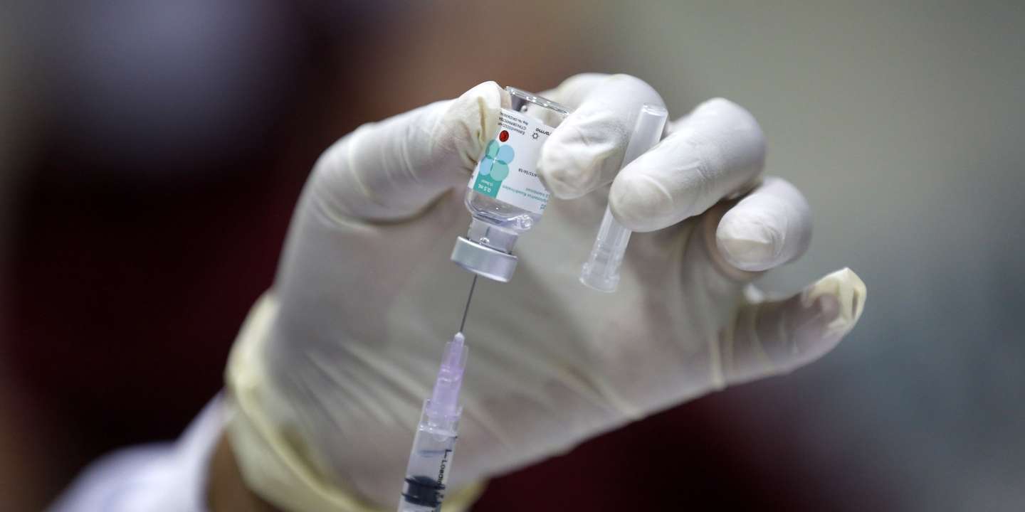 epa10824795 A health worker prepares a Human Papillomavirus (HPV) vaccine during a vaccination program in Banda Aceh, Indonesia, 28 August 2023. The Human Papillomavirus (HPV) vaccination program is for school children at the fifth grade of Elementary school as a preventive action against cancer in the genital area and reproductive organs such as cervical cancer and penile cancer.  EPA/HOTLI SIMANJUNTAK
