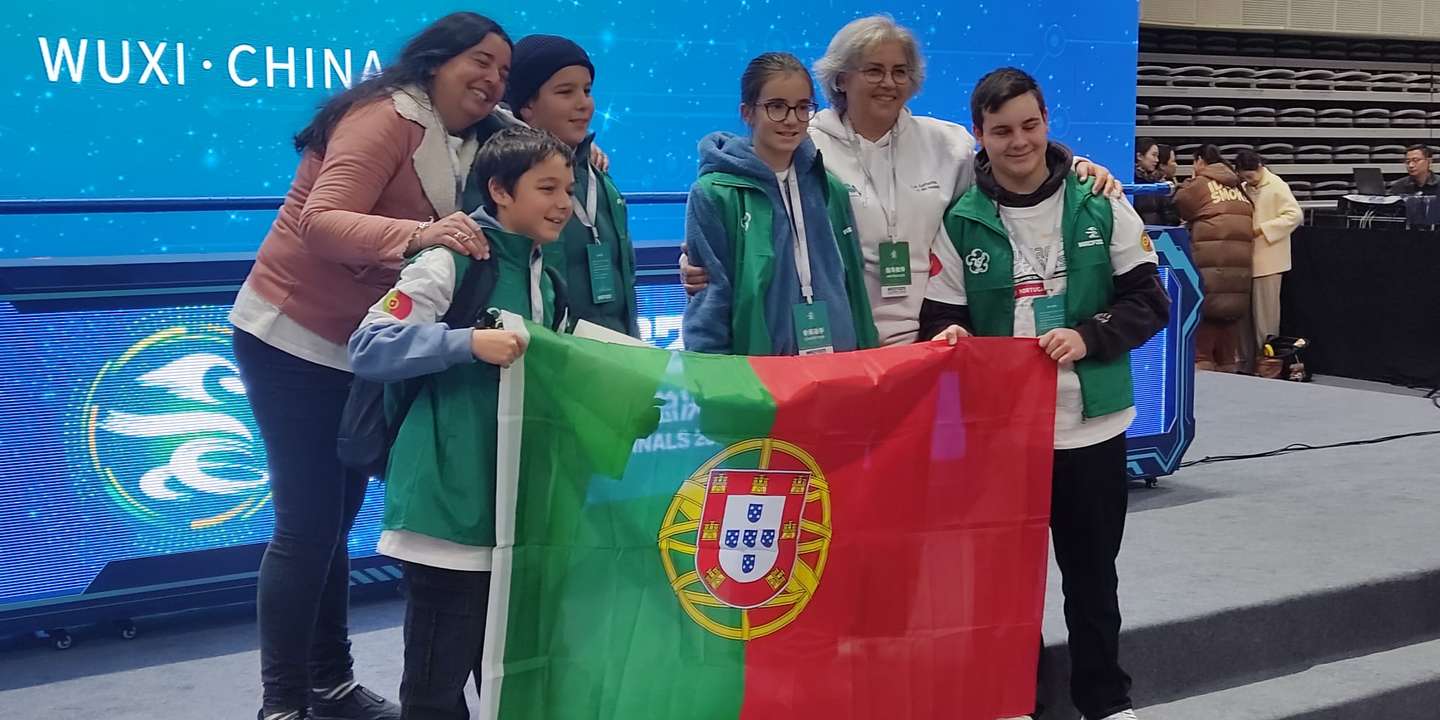 A professora Ilda Baptista, os alunos Simão Santos e Rafael Caixinha, a aluna Matilde Santos, a professora Maria Manuela Margaça e o aluno Afonso Costa (da esq. para a dir.)