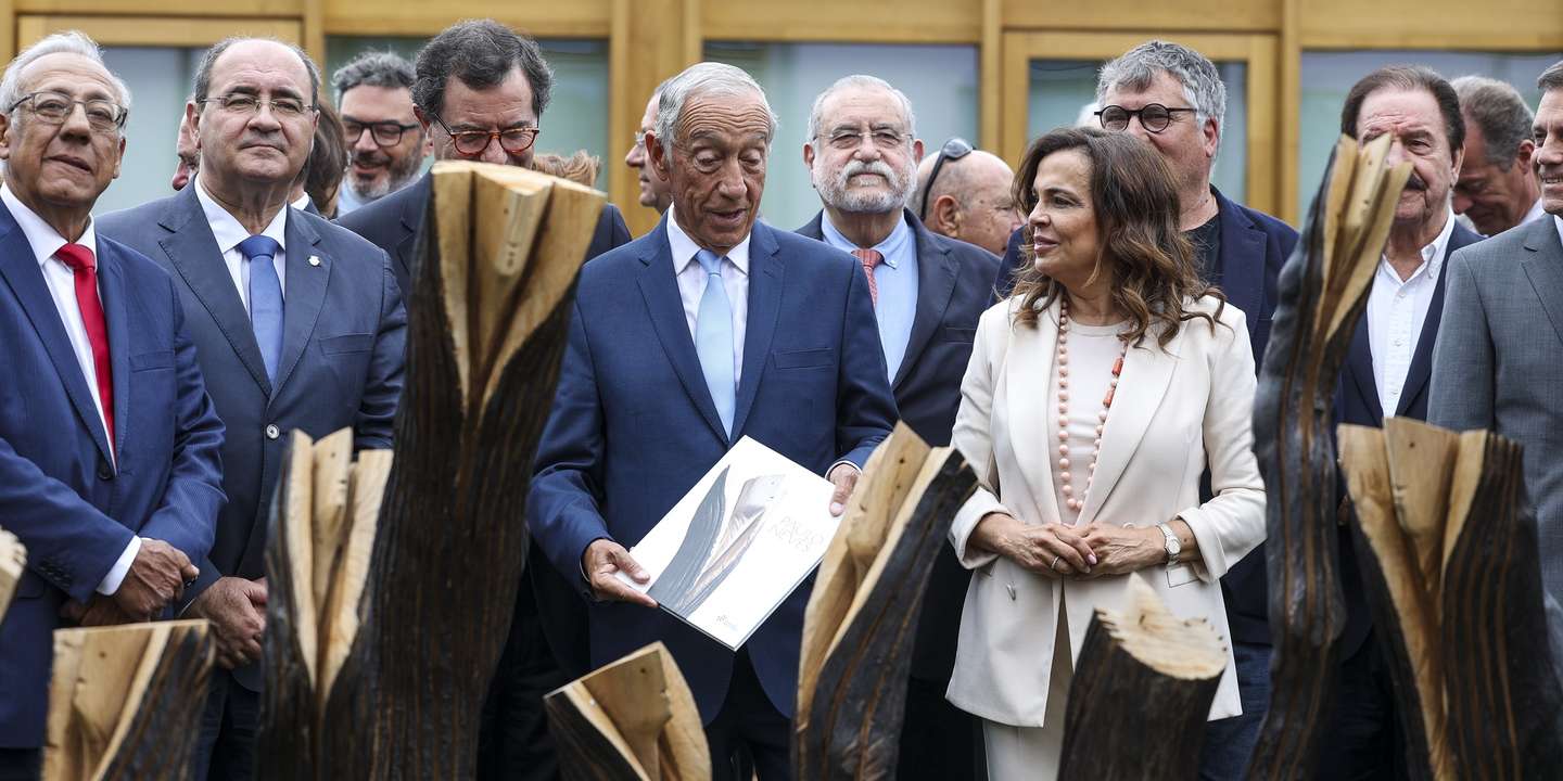 O Presidente da República, Marcelo Rebelo de Sousa (C-E), com a presidente da Associação Nacional de Municípios Portugueses (ANMP), Luísa Salgueiro, durante a visita a uma exposição no âmbito das comemorações do 40.º aniversário da ANMP, em Coimbra, 20 de maio de 2024. PAULO NOVAIS/LUSA