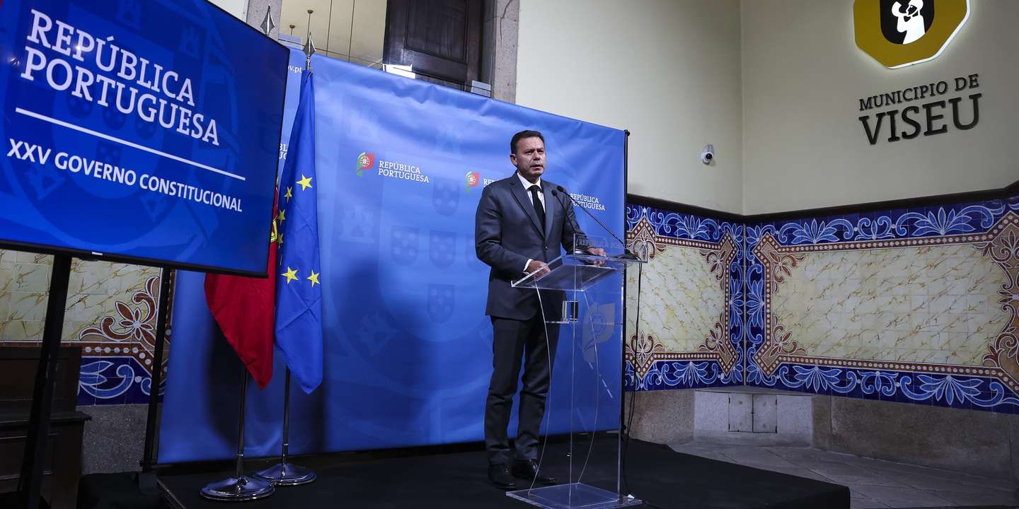 O primeiro-ministro Luis Montenegro durante o briefing com jornalistas no final da reunião extraordinária do Conselho de Ministros, na Câmara Municipal de Viseu, 21 de agosto de 2025. PAULO NOVAIS/LUSA