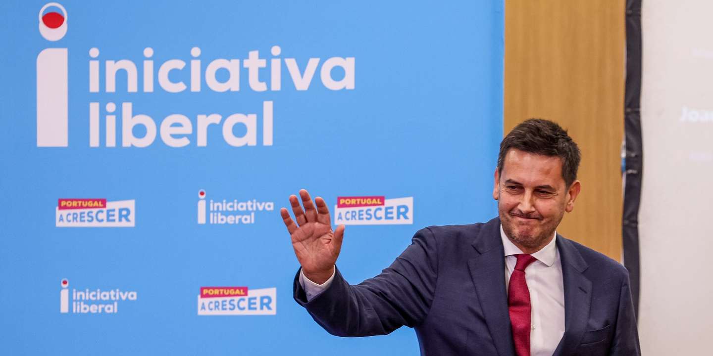 O presidente da Iniciativa Liberal (IL), Rui Rocha no final da intervenção na sessão de abertura da reunião do Conselho Nacional do partido para analizar o orçamento do Estado e a situação política atual, as eleições Autárquicas e um ponto de situação do relatório e contas do exercício de 2023, em Coimbra, 20 de outubro de 2024. PAULO NOVAIS/LUSA