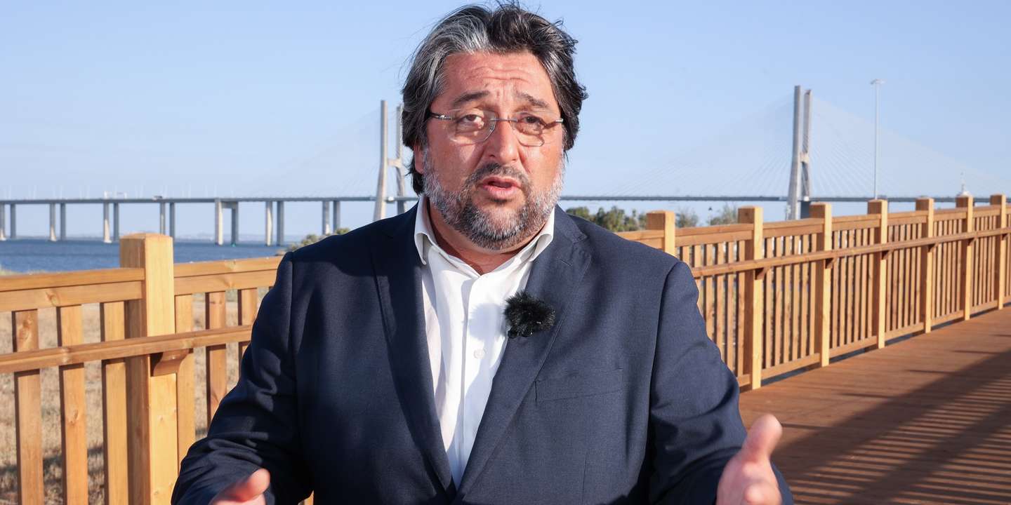 O presidente da Câmara Municipal de Loures, Ricardo Leão, posa para a fotografia durante uma entrevista à Agência Lusa, no âmbito da Jornada Mundial da Juventude, em Loures, 20 de julho de 2023. (ACOMPANHA TEXTO DE 23 DE JULHO DE 2023). ANTÓNIO COTRIM/LUSA