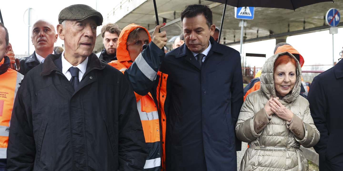 O Presidente da República, Marcelo Rebelo de Sousa (E), acompanhado pelo primeiro-ministro, Luís Montenegro (C), pela ministra do Ambiente, Maria da Graça Carvalho (D), e pela presidente da Câmara de Coimbra, Ana Abrunhosa (C-E), no âmbito da visita a Coimbra para se inteirar da situação das inundações do Rio Mondego, Montemor-o-Velho, 11 de fevereiro de 2026. PAULO NOVAIS/LUSA