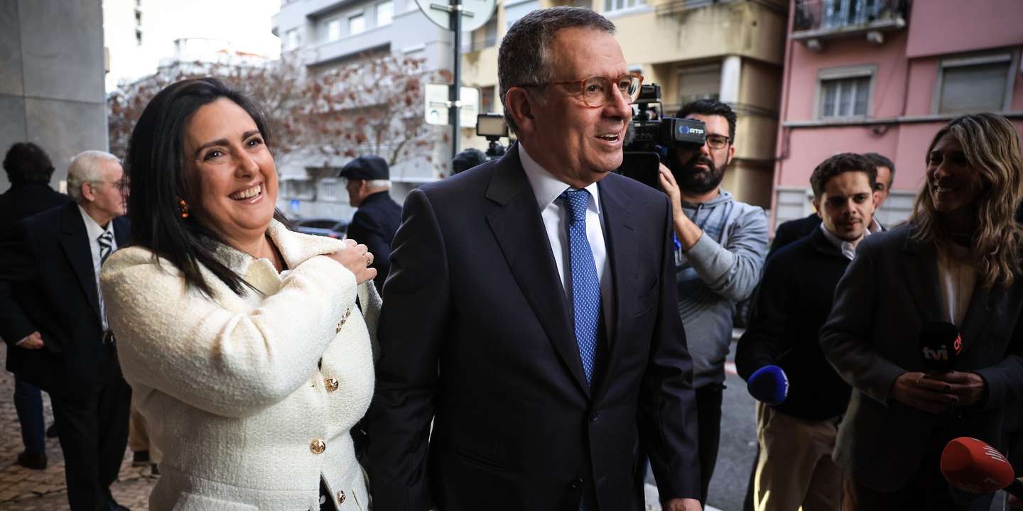 O candidato às eleições presidenciais, António José Seguro (D), acompanhado pela mulher Margarida Maldonado Freitas durante a apresentação da Comissão de Honra e dos Mandatários nacionais, em Lisboa, 04 de janeiro de 2026. JOSÉ  COELHO/LUSA