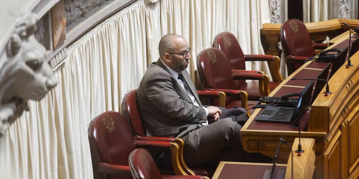 O deputado eleito pelo Chega (CH) e agora não inscrito, Miguel Arruda, durante a sessão plenária na Assembleia da República, em Lisboa, 24 de janeiro de 2025. Miguel Arruda é suspeito de ter furtado malas dos aeroportos de Lisboa e Ponta Delgada. ANTÓNIO PEDRO SANTOS/LUSA