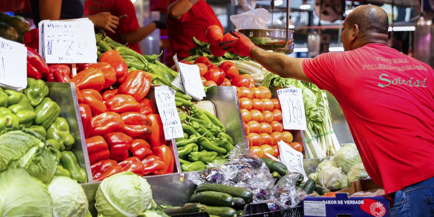 epa10096944 A man buys at a stall at a market in Madrid, Spain, 29 July 2022. Inflation in Spain rose to 10.8 percent in July, due to the rises of prices of food, electricity, clothing and footwear, marking its highest level since September 1984.  EPA/LUIS MILLAN