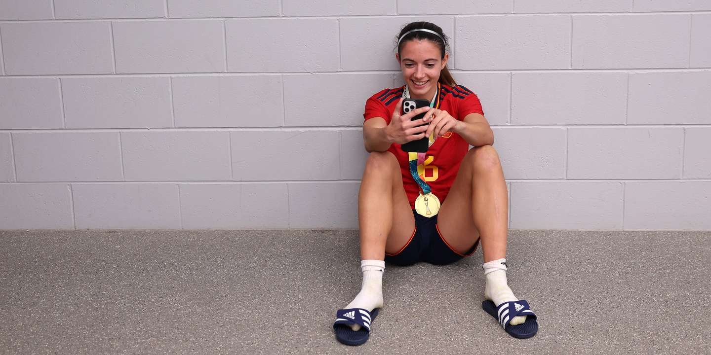 Aitana Bonmatí com a medalha de vencedora do Mundial de 2023