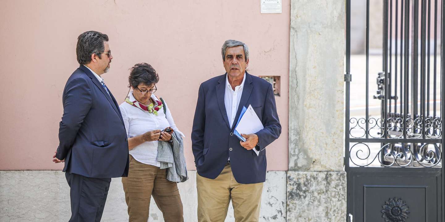 O presidente do Sindicato Independente dos Médicos (SIM), Jorge Roque da Cunha (D), entrega uma carta aberta dirigida ao Presidente da República, Marcelo Rebelo de Sousa, apelando a que possa exercer a sua magistratura de influência, no Palácio de Belém, em Lisboa 07 de agosto de 2023. JOSÉ SENA GOULÃO/LUSA