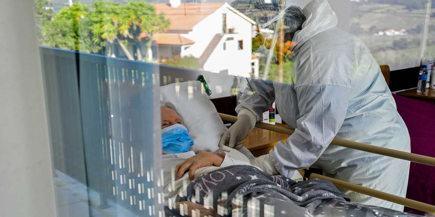 Uma utente do lar da Associação de Desenvolvimento Social da Freguesia de A-dos-Negros, recebe a vacina contra a covid-19 no dia em que os utentes e profissionais receberam a primeira dose de vacina, no primeiro dia em que o Agrupamento de Centros de Saúde do Oeste iniciaram a vacinação em lares, Óbidos, 12 de janeiro de 2021. CARLOS BARROSO/LUSA