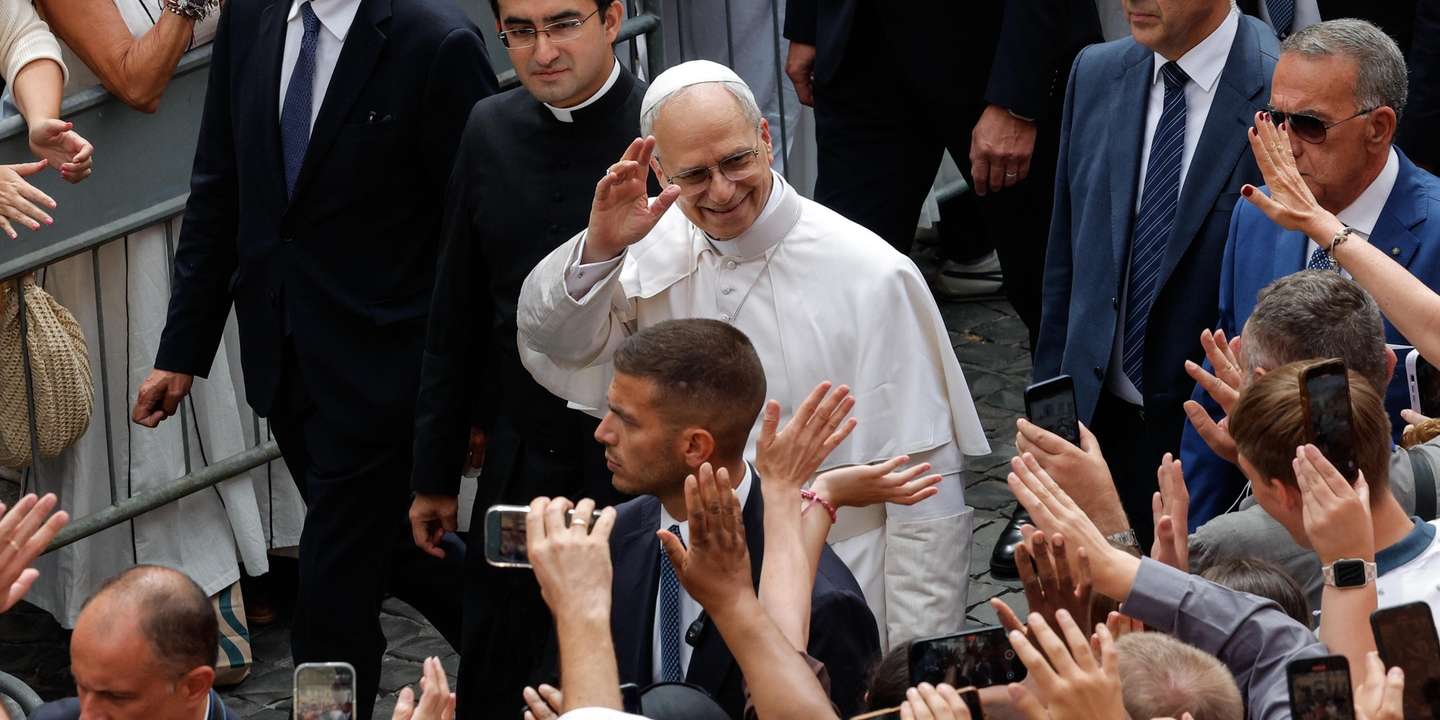 epa12235154 Pope Leo XIV (C) arrives to lead the Angelus prayer at the Castel Gandolfo summer residence near Rome, Italy, 13 July 2025.  EPA/GIUSEPPE LAMI