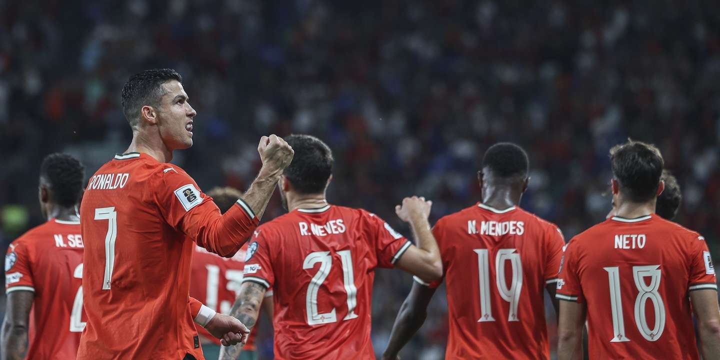 epa12454076 Portugal player Cristiano Ronaldo celebrates after scoring the second goal during the 2026 FIFA World Cup European Qualifiers soccer match between Portugal and Hungary at the Jose Alvalade stadium, in Lisbon, Portugal, 14 October 2025.  EPA/TIAGO PETINGA